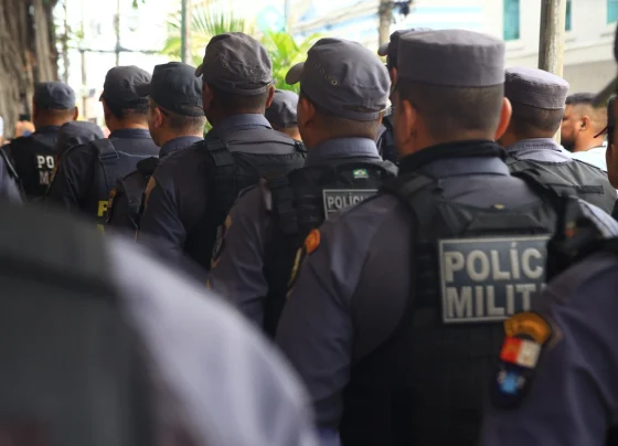 Policiais militares em fila
