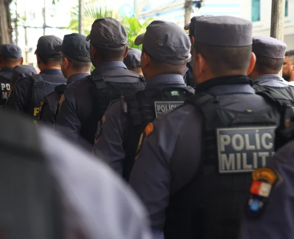 Policiais militares em fila