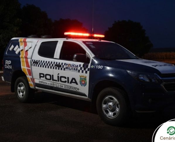 Viatura da polícia militar com a sirene ligada à noite
