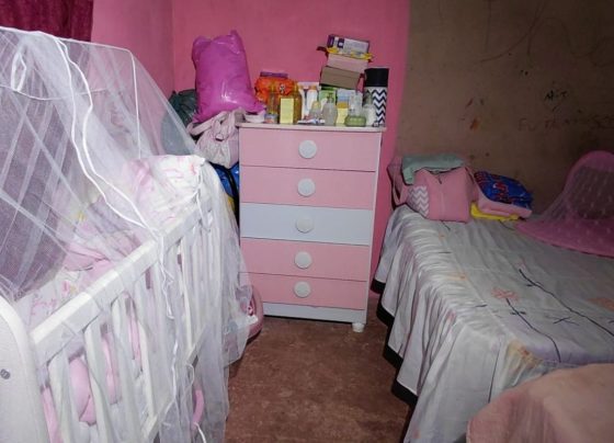 Quarto da bebê está intacto na casa onde morava. (Foto: José Aparecido)