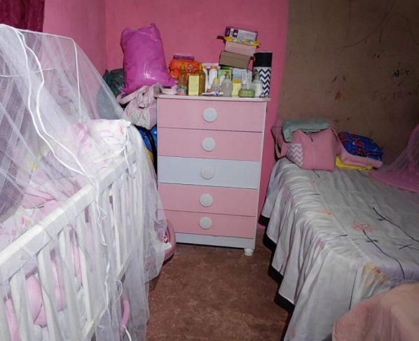 Quarto da bebê está intacto na casa onde morava. (Foto: José Aparecido)