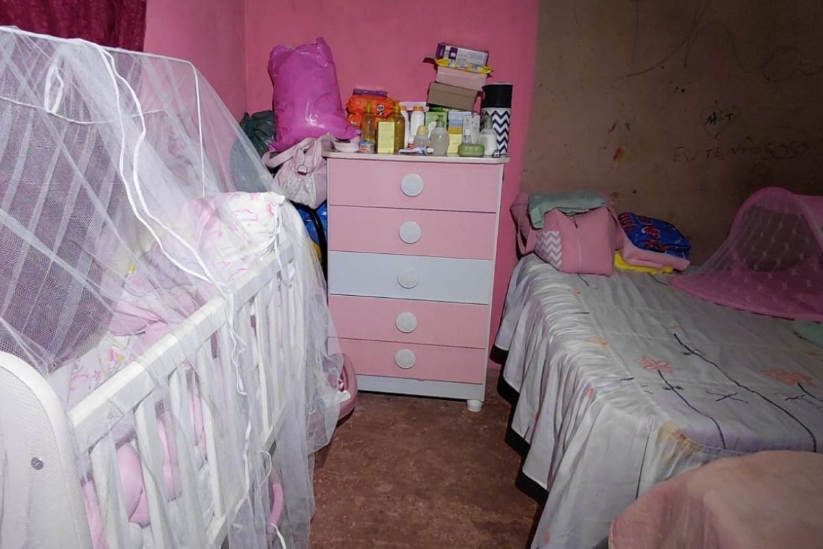Quarto da bebê está intacto na casa onde morava. (Foto: José Aparecido)