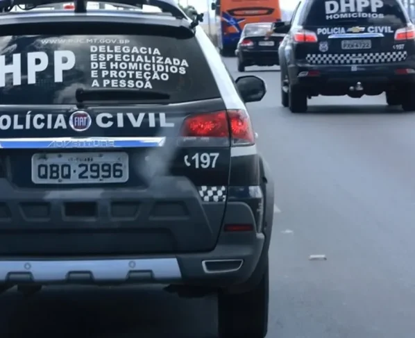 Viaturas da DHPP trafegando em via pública