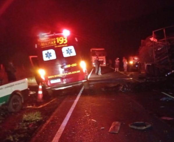Acidente envolvendo caminhão de madeira parado na pista