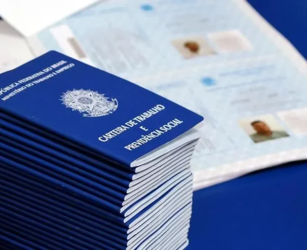 Carteiras de trabalho empilhadas em mesa