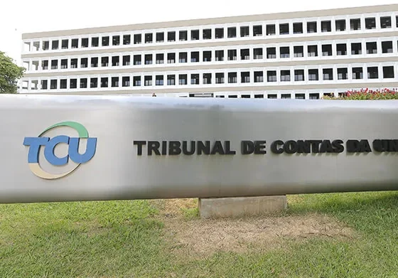 Foto em frente ao tribunal de contas da união (TCU)