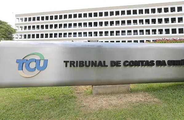 Foto em frente ao tribunal de contas da união (TCU)