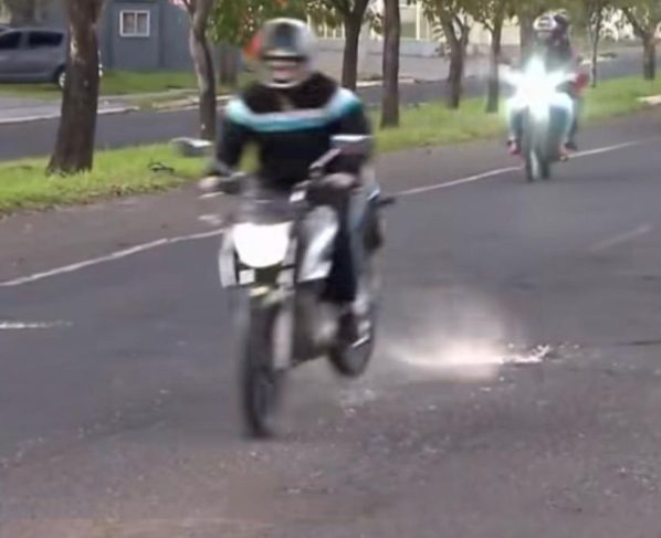 Motociclista quase caiu após bater no buraco (Foto: reprodução/Magno Lemes)