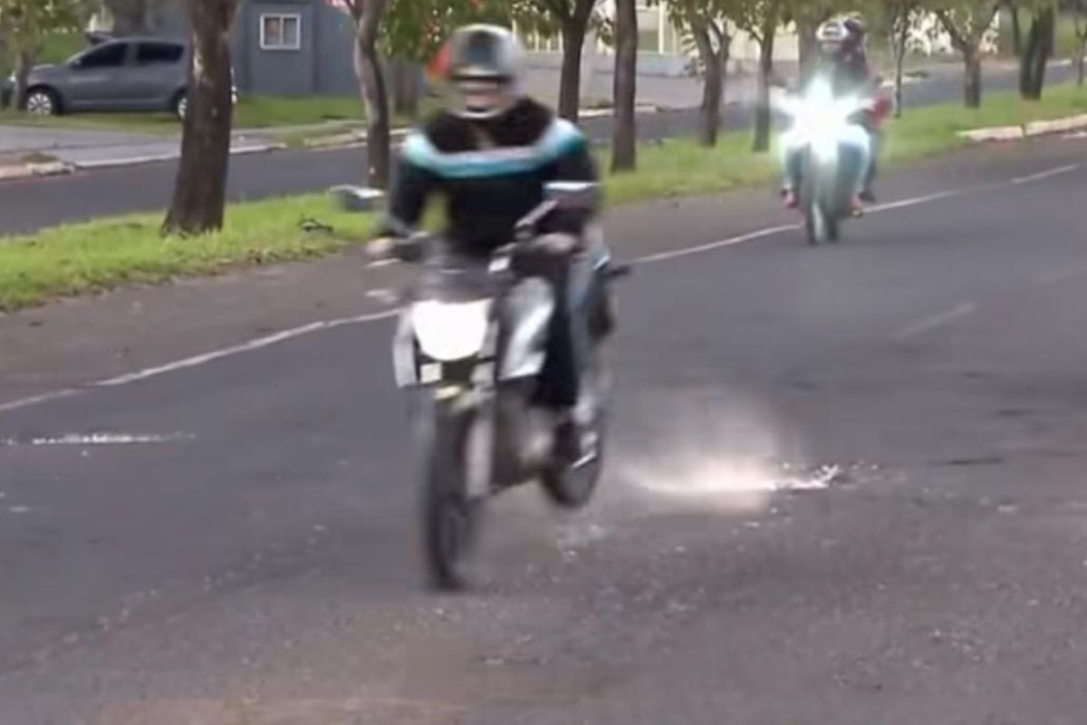 Motociclista quase caiu após bater no buraco (Foto: reprodução/Magno Lemes)