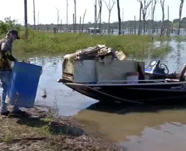Mutirão iniciado por amigos já retirou 2 toneladas de lixo do Teles Pires. - Foto: TVCA
