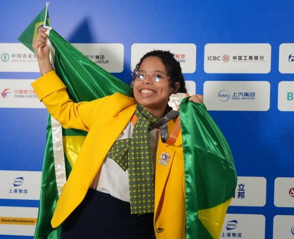 Estudante de Mato Grosso conquista prata em competição mundial de moda na China