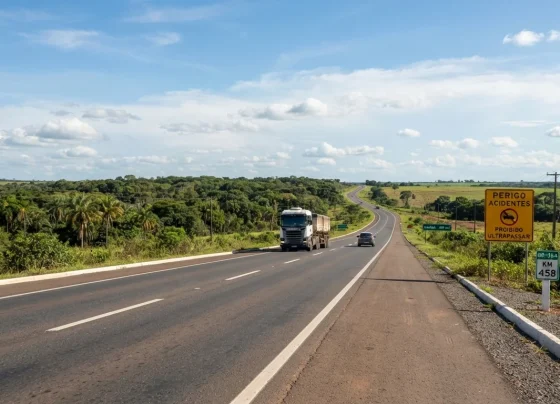 Rodovia federal BR-364 em Mato Grosso com acostamento e sinalização de trânsito sob céu aberto