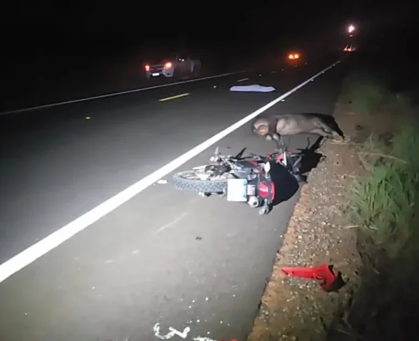 Aline Souza estava na garupa de uma Honda Bros com o companheiro quando ocorreu a colisão.