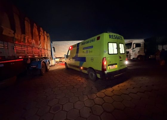Caminhoneiro tentou acessar a cabine para acionar o freio de uma carreta bitrem que começou a se movimentar