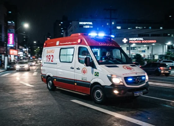 Foto de ambulância do SAMU à noite indo para hospital
