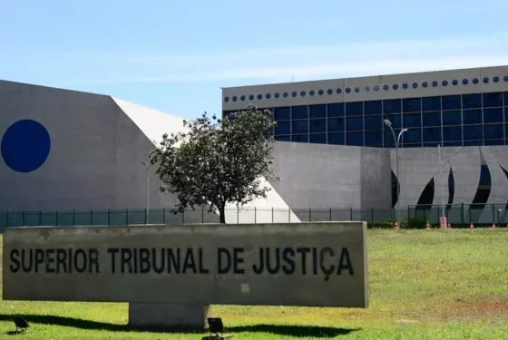 Fachada do STJ durante clima ensolarado