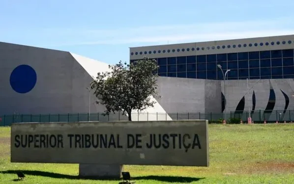 Fachada do STJ durante clima ensolarado