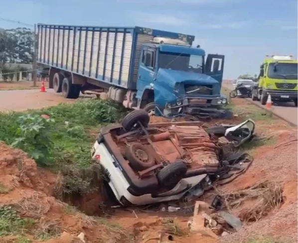 Acidente aconteceu nas primeiras horas da manhã, no km 847 da rodovia. Após a batida, a picape capotou e parou no canteiro central.