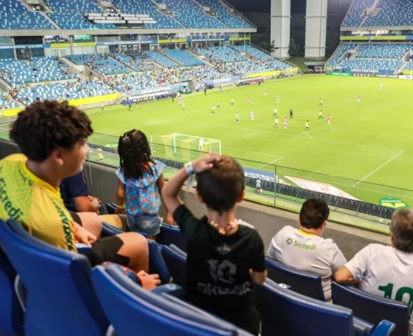 Programa SER Família Inclusivo seleciona dez pessoas com TEA e acompanhantes para partida deste domingo
