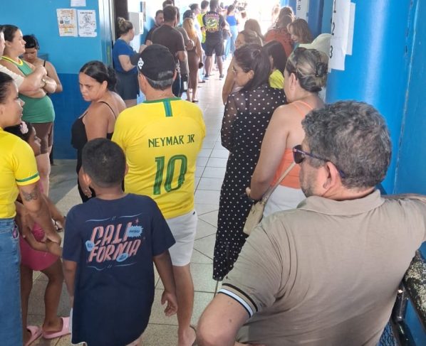 Filas aumentam no fim da manhã e Justiça Eleitoral alerta para horário de votação em Lucas