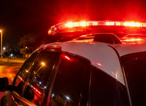 Viatura policial sob luzes vermelhas