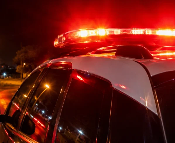 Viatura policial sob luzes vermelhas
