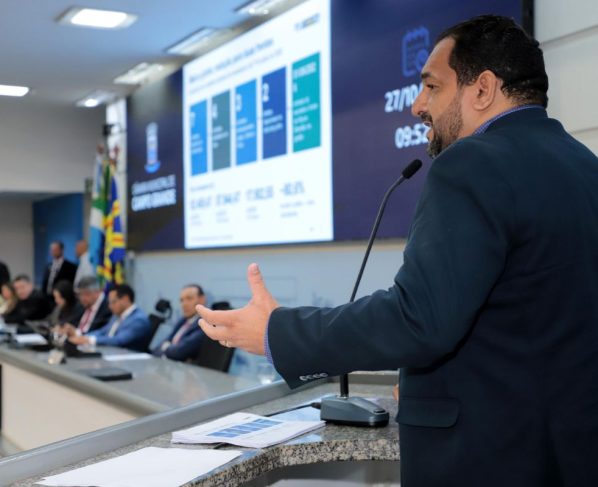 Secretário de Infraestrutura e Serviços Públicos, André Moura Brandão, durante sabatina na Câmara Municipal de Campo Grande (Foto: Izaias Medeiros)