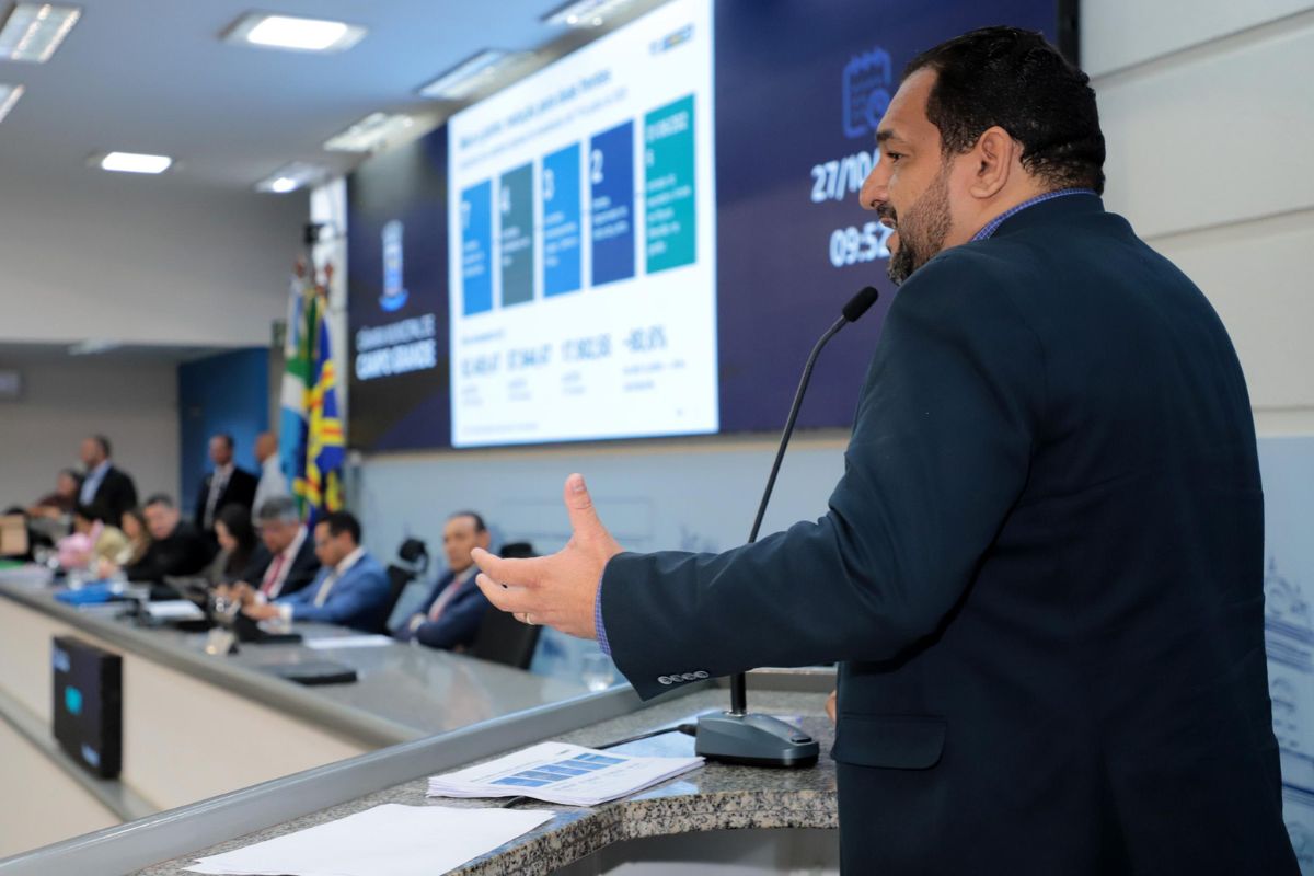 Secretário de Infraestrutura e Serviços Públicos, André Moura Brandão, durante sabatina na Câmara Municipal de Campo Grande (Foto: Izaias Medeiros)