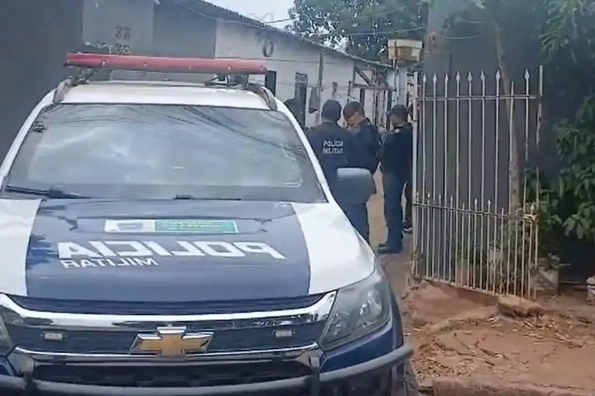 Esquipes policiais em frente a vila de casas em que o confronto ocorreu, no Jardim Anache