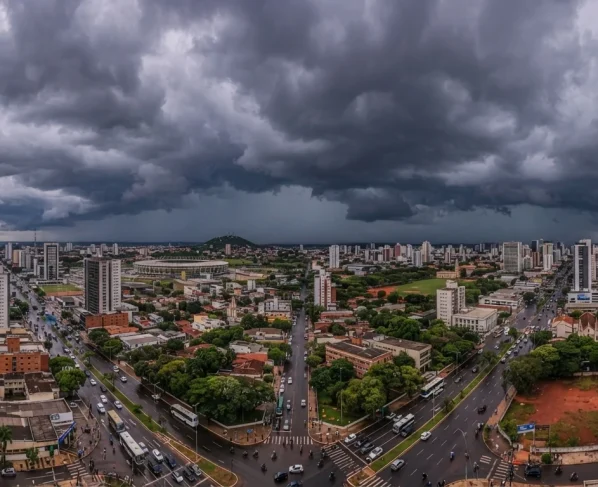 Céu nublado com nuvens de tempestade carregadas sobre paisagem urbana e avenidas