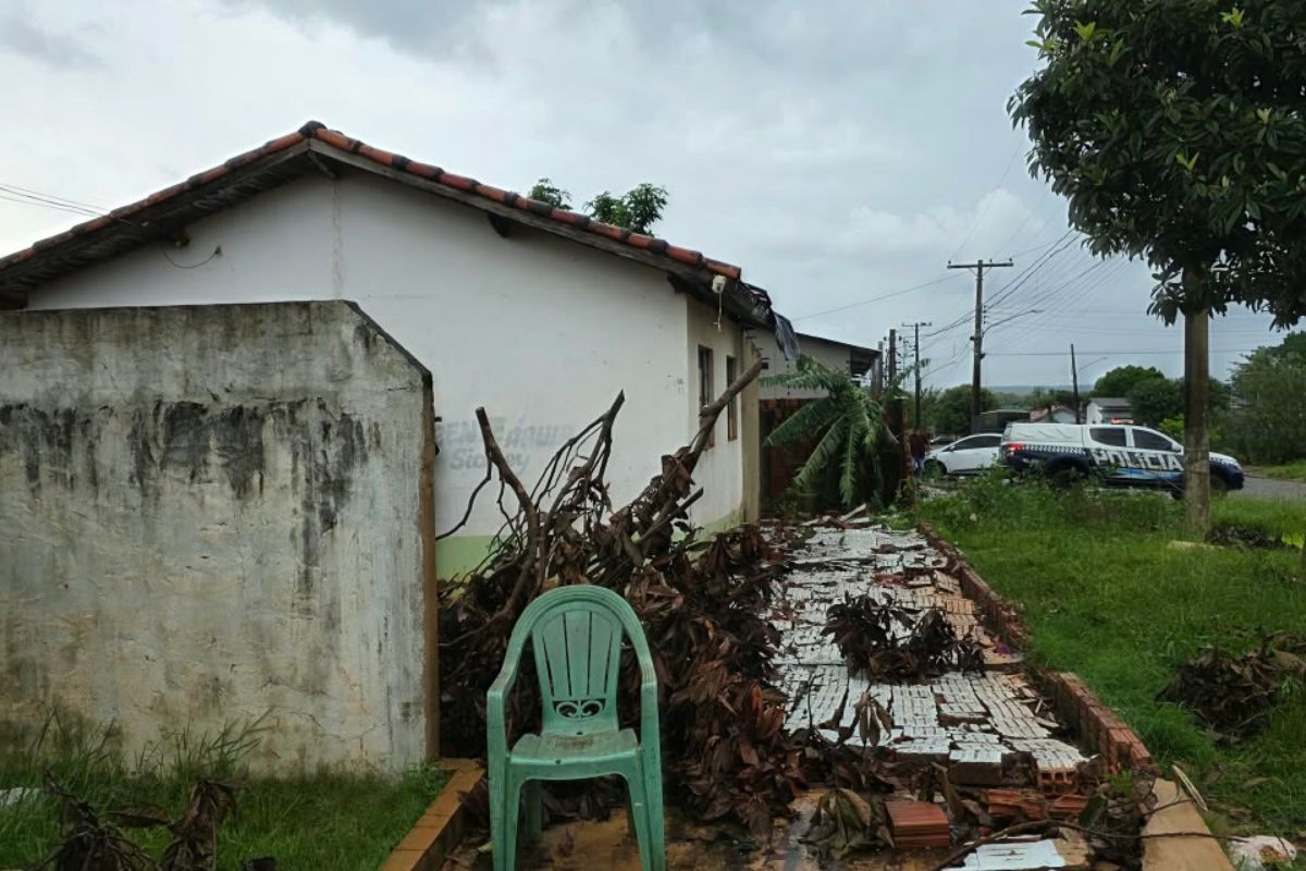 Temporal com ventos intensos causa destruição, deixa famílias no escuro e mobiliza força-tarefa em Amambai. (Foto: Defesa Civil)