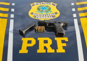 Jornalista é preso pela PRF após tentar escapar de fiscalização com pistola carregada em Sinop
