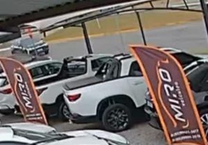 Vídeo mostra adolescente girando no ar após acidente de moto